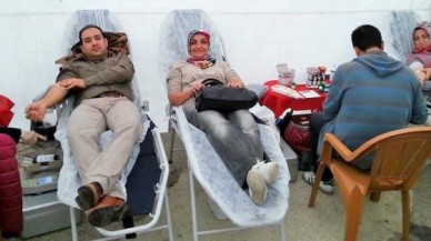 Kızılay'cılar, kan topluyorlar