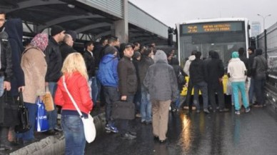 'Metrobüs gelmiyor' deyip yolu geçişe kapadılar!