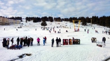 Günübirlikçiler düşe kalka kayak yaptı