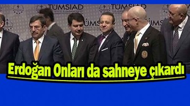Onları da sahneye çıkardı