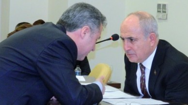 Kendini yalanladı basına dirsek çevirdi