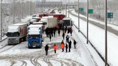 TEM çift yönlü trafiğe kapandı