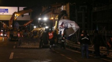 Reklam panoları E-5'e savruldu