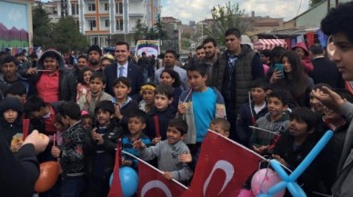 CHPli gençler Roman çocukların yanında