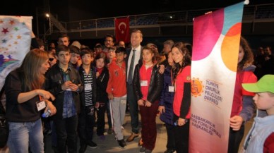 ÇOCUKLAR ESKİ DÜNYANIN DEVLERİYLE