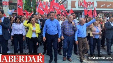 Rakipler sevgi yürüyüşünde birleştiler