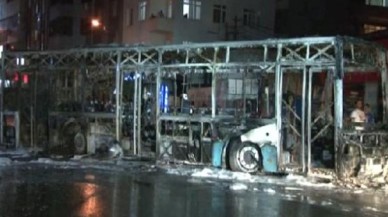 Maskeli Grup Halk Otobüsünü Yaktı