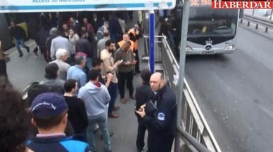 Avcılarda metrobüs durağında hareketli anlar