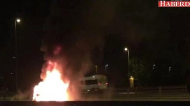 Belediyenin Temizlik Aracına Çarpan Otomobil Alev Alev Yandı