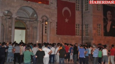 Darbe iddiası halkı sokağa döktü