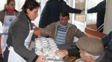 Belediye Büyükçekmecelilere aşure dağıttı