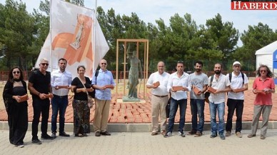 Tutuklu gazeteciler için anıta tuğla koydular