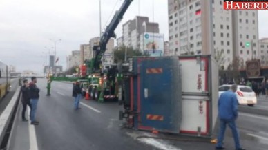 TEMde kamyon devrildi! Yol kapandı...