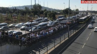 Metrobüs durakları hınca hınç!