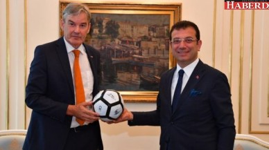 Başkonsolostan hediye futbol topu