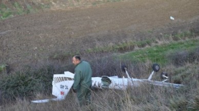 Eğitim uçağı tarlaya düştü