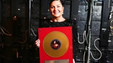 SİBEL CAN’a altın plak!