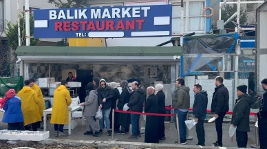 Beylikdüzü Balıkçılar Çarşısı’nda hamsi bedava dağıtıldı