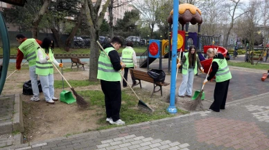 Öğrencilerden Parklara Temizlik Seferberliği