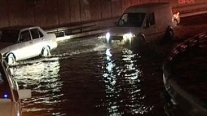Yağmur alt geçitleri kapattı