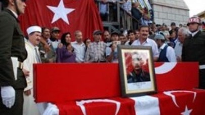 Çukurca şehidini Kürtçe ağıtlarla uğurladı