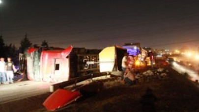 Devrilen TIR trafiği felç etti