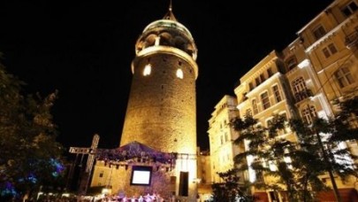 Galata'da içki içip şarkı söyleyenlere polis müdahalesi