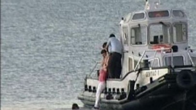 Bakırköy'de denize atlayan kadını polis kurtardı