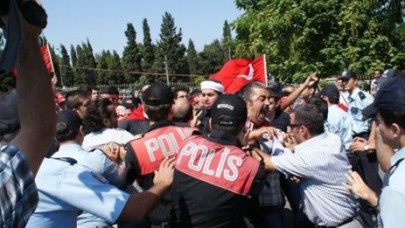 Şehitlikteki terör protestosunda gerginlik