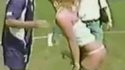 Bayan muhabirin futbolcudan inanılmaz isteği