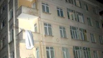 Annesini döven babasını öldürdü