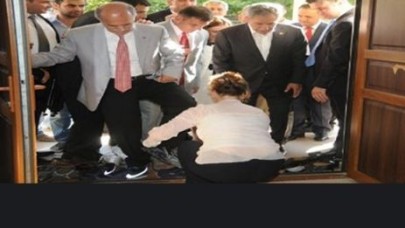 Arınç ayakkabısını çıkardı, Vali'nin galoşunu kadın görevli giydirdi