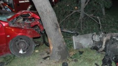 Ağaca çarpan otomobilin motoru koptu