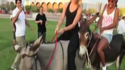 Shakira eşeğe bindi!