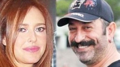 Yaprak Özdemiroğlu ile flört ediyor.