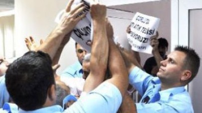 Çevreciler meclis salonunu bastı