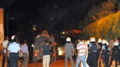 Şırnak'ta göstericiler polise ses bombası attı