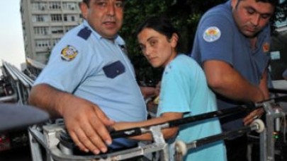 Mahsur kalan temizlikçiyi itfaiye kurtardı