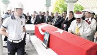 Cenaze namazını dayısı kıldırdı