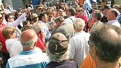 Yunan Savunma Bakanlığı’nı bastılar