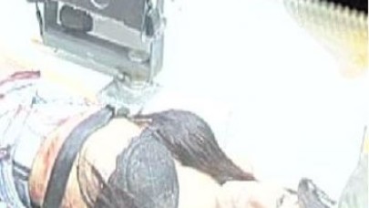 Travestiyi bacağından bıçakladılar!