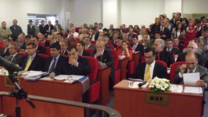 MECLİS’TE TATMİNKÂRLIK POLEMİĞİ