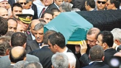 Gözyaşı ve Kâbe örtüsüyle uğurladı