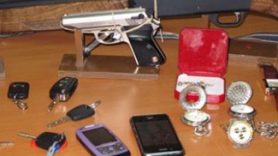 Kadınlar zilleri çaldı, erkekler soydu