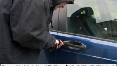 Esenyurt'ta Çalıntı Otomobille Kaçan İki Şüpheliden Biri Yakalandı