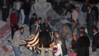 Erçiş'te 2 saat içinde enkazdan 24 kişi kurtarıldı