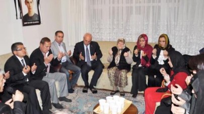 Annecik ağlama Evlatların yanında