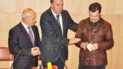 Depremzedenin iade ettiği para sahibine verildi