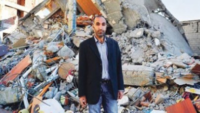 Enkazda 50 bin liralık takı buldu iade etti