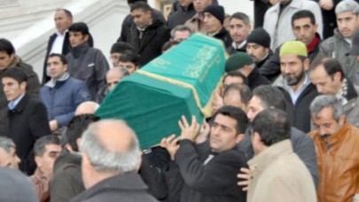 Ünlü toprağa verildi